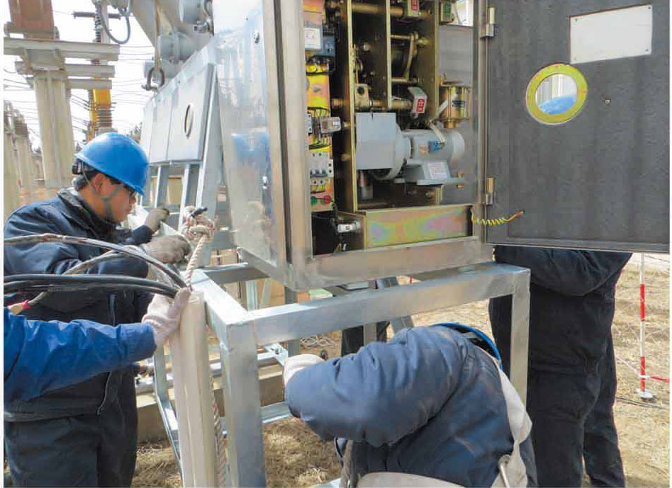 張家口東山坡110KV變電站現(xiàn)場進(jìn)行35KV斷路器引線壓接工作