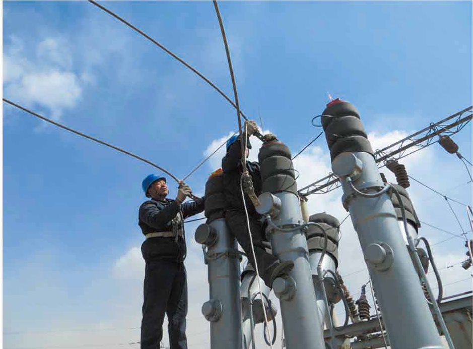 張家口洋河南110KV變電站現(xiàn)場(chǎng)進(jìn)行35KV斷路器引線壓接工作