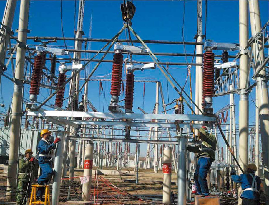 張家口張北220KV變電站對(duì)110KV隔離開關(guān)進(jìn)行吊裝工作