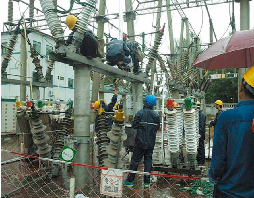 承德袁莊220KV變電站現(xiàn)場(chǎng)冒雨對(duì)110KV隔離開關(guān)拆卸工作