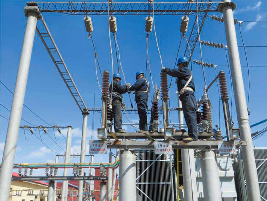 承德東北郊110KV變電站現(xiàn)場(chǎng)對(duì)避雷器引線壓接工作