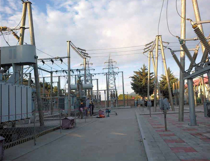 承德鹿柵子溝110KV變電站現(xiàn)場(chǎng)對(duì)110KV中性點(diǎn)隔離開關(guān)更換工作