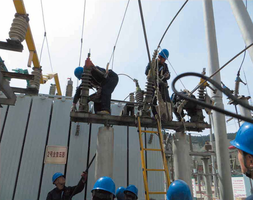 承德壽王墳110KV變電站現(xiàn)場(chǎng)對(duì)35KV隔離開關(guān)拆卸工作